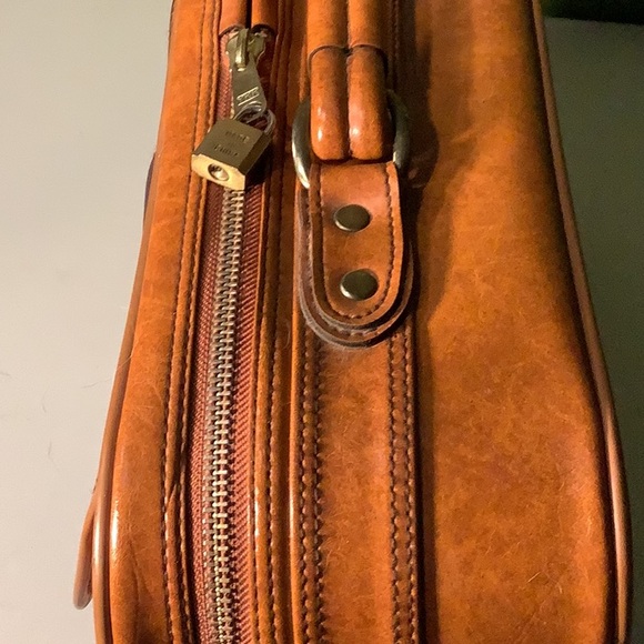 Vintage tan vegan leather carry on - Picture 5 of 10